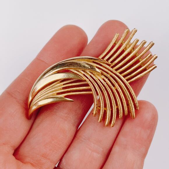 Vintage Signed Trifari Brooch Gold Tone Mid Century Modern Layered Abstract Pin - Picture 3 of 12
